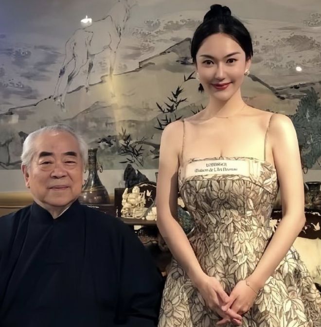 后续!网曝继子与娇妻同伙直播甩卖亲签版画麻将胡了2游戏入口范曾被娇妻卷走20亿(图5) 后续!网曝继子与娇妻同伙直播甩卖亲签版画麻将胡了2游戏入口范曾被娇妻卷走20亿(图5)