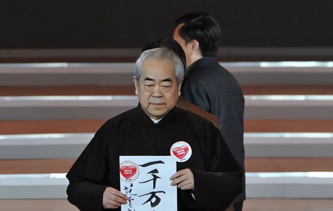 后续!网曝继子与娇妻同伙直播甩卖亲签版画麻将胡了2游戏入口范曾被娇妻卷走20亿(图7) 后续!网曝继子与娇妻同伙直播甩卖亲签版画麻将胡了2游戏入口范曾被娇妻卷走20亿(图7)